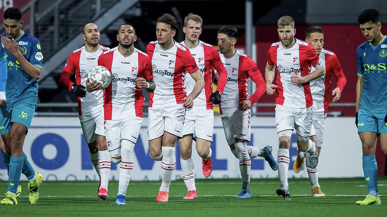 De Leeuw schiet Emmen in blessuretijd uit strafschop naast Sparta