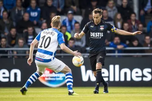 De Graafschap wint in slotfase van negen man