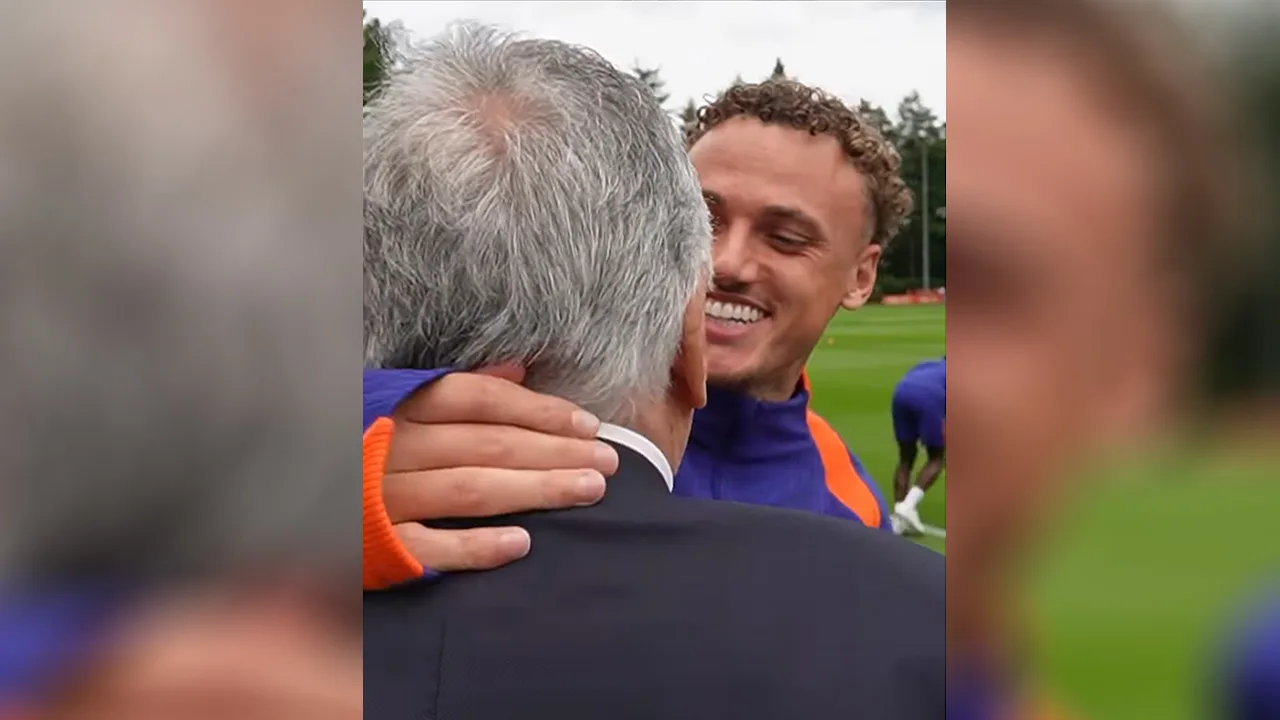 Video: Sjaak Swart krijgt dikke knuffel van Noa Lang: 'U bent toch niet boos op mij?'