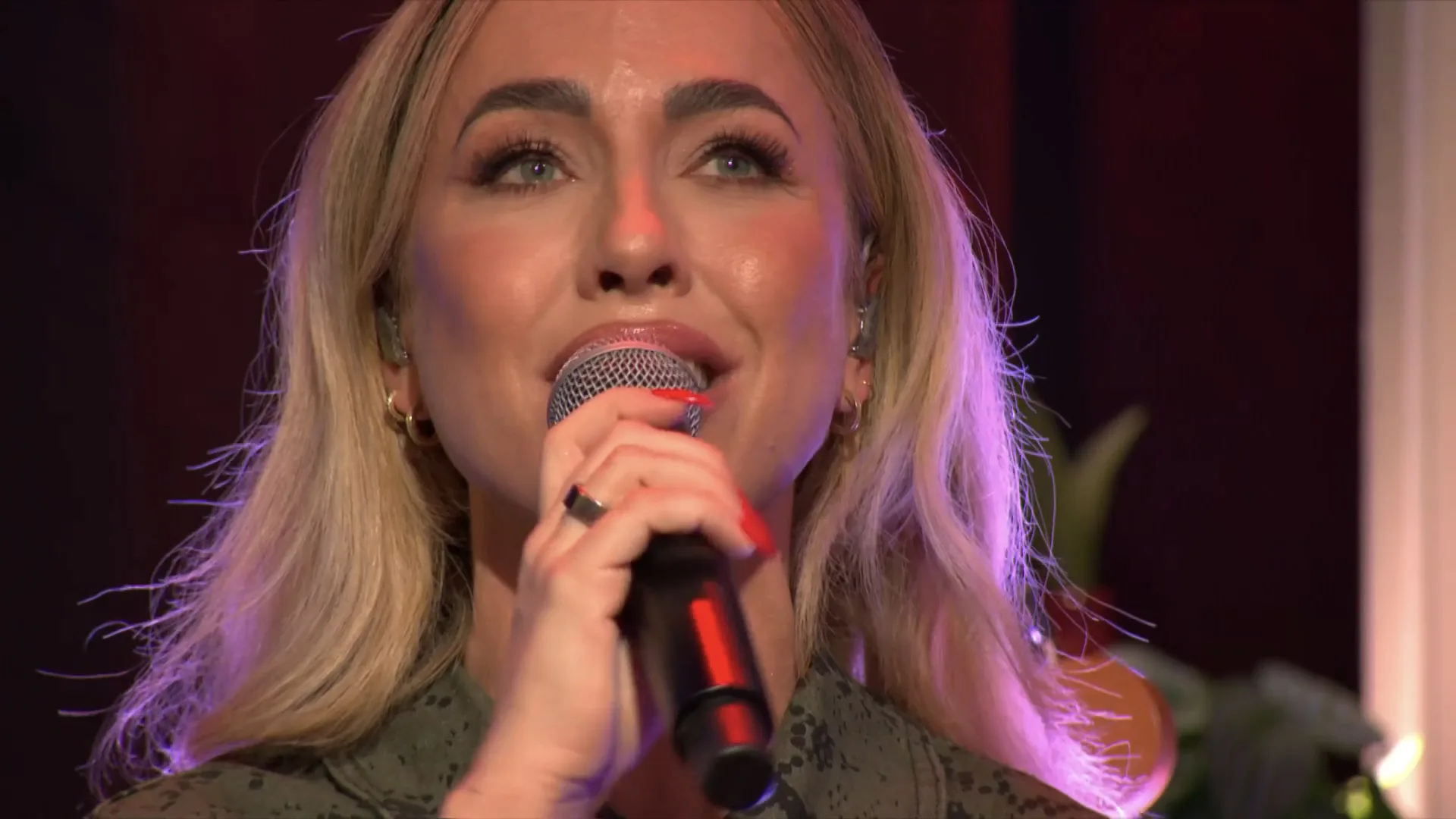 Kimberly Fransens opent De Oranjezondag prachtig met 'Nu Jij Hier Niet Meer Bent'