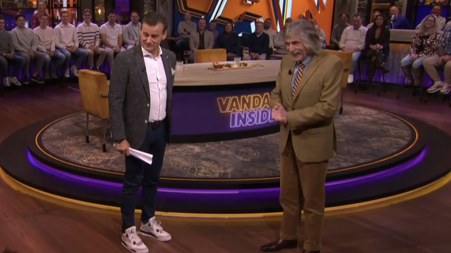 Johan spot zijn uit het oog verloren nicht in publiek bij Vandaag Inside