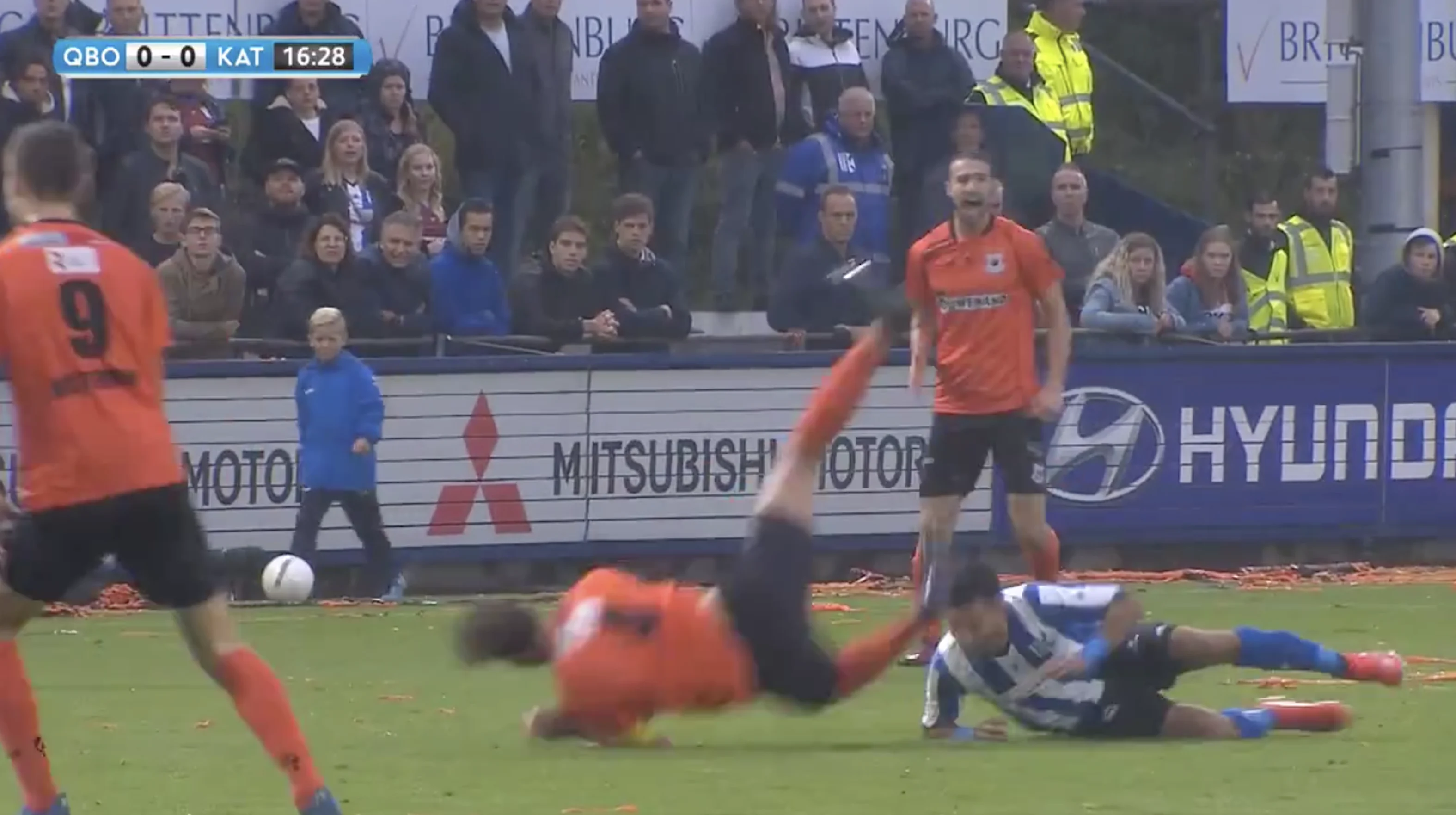 Quick Boys-middenvelder torpedeert tegenstander tijdens Katwijkse derby 😱💥