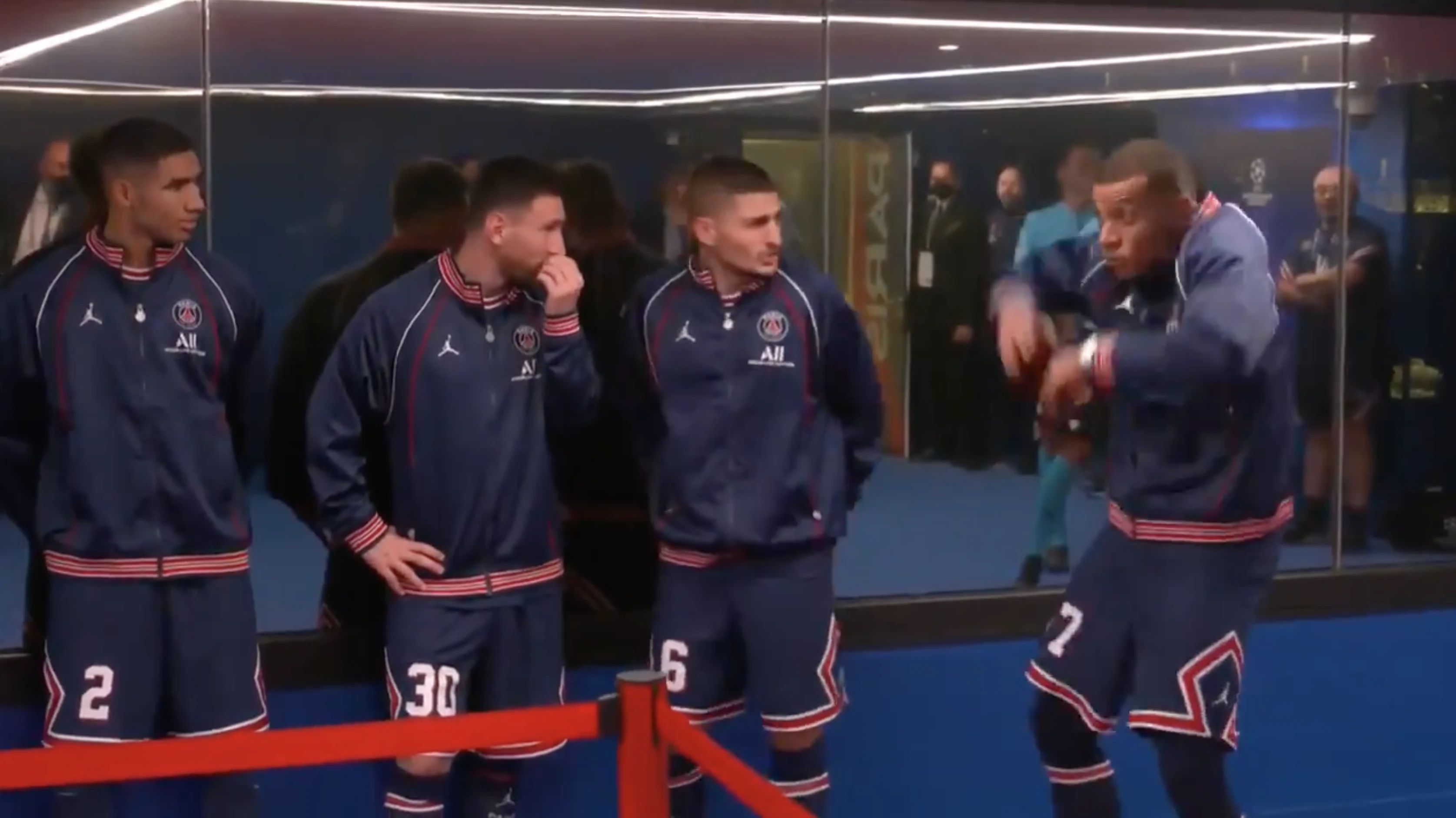 LOL! Mbappé schrikt zich helemaal rot van fluitje in catacomben 