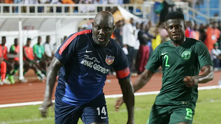 51-Jarige president George Weah speelt interland voor Liberia 