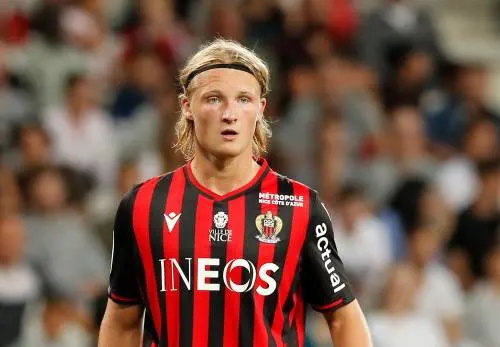 Dolberg leidt Nice met twee doelpunten langs Lyon