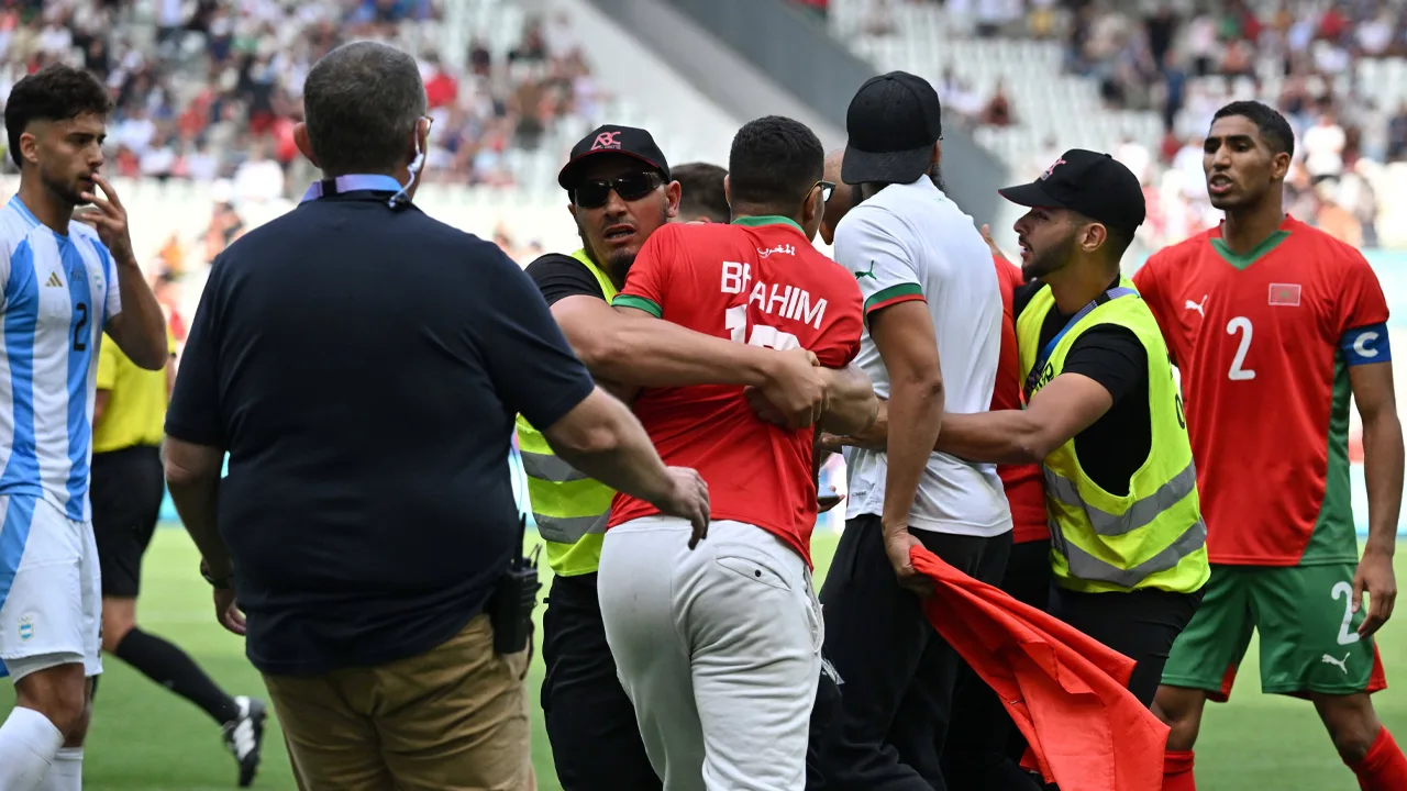 Eerste voetbalduel op Olympische Spelen eindigt in chaos