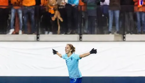 Miedema verlengt contract bij Arsenal