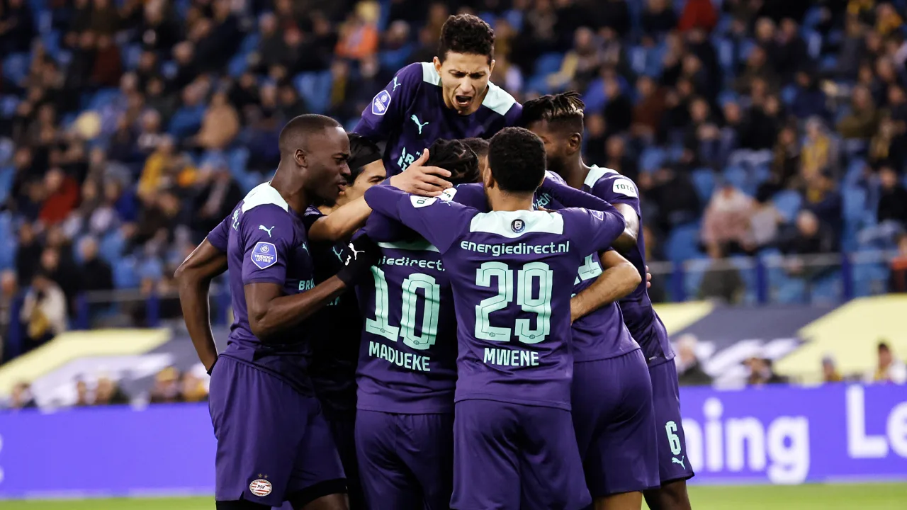 PSV boekt ruime zege op bezoek bij Vitesse