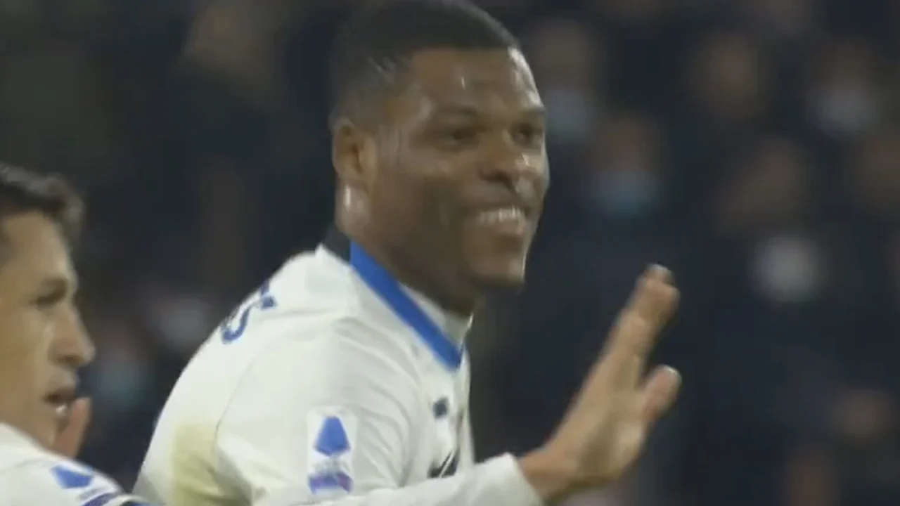 VIDEOGOAL: Dumfries knalt via onderkant lat hard raak voor Inter