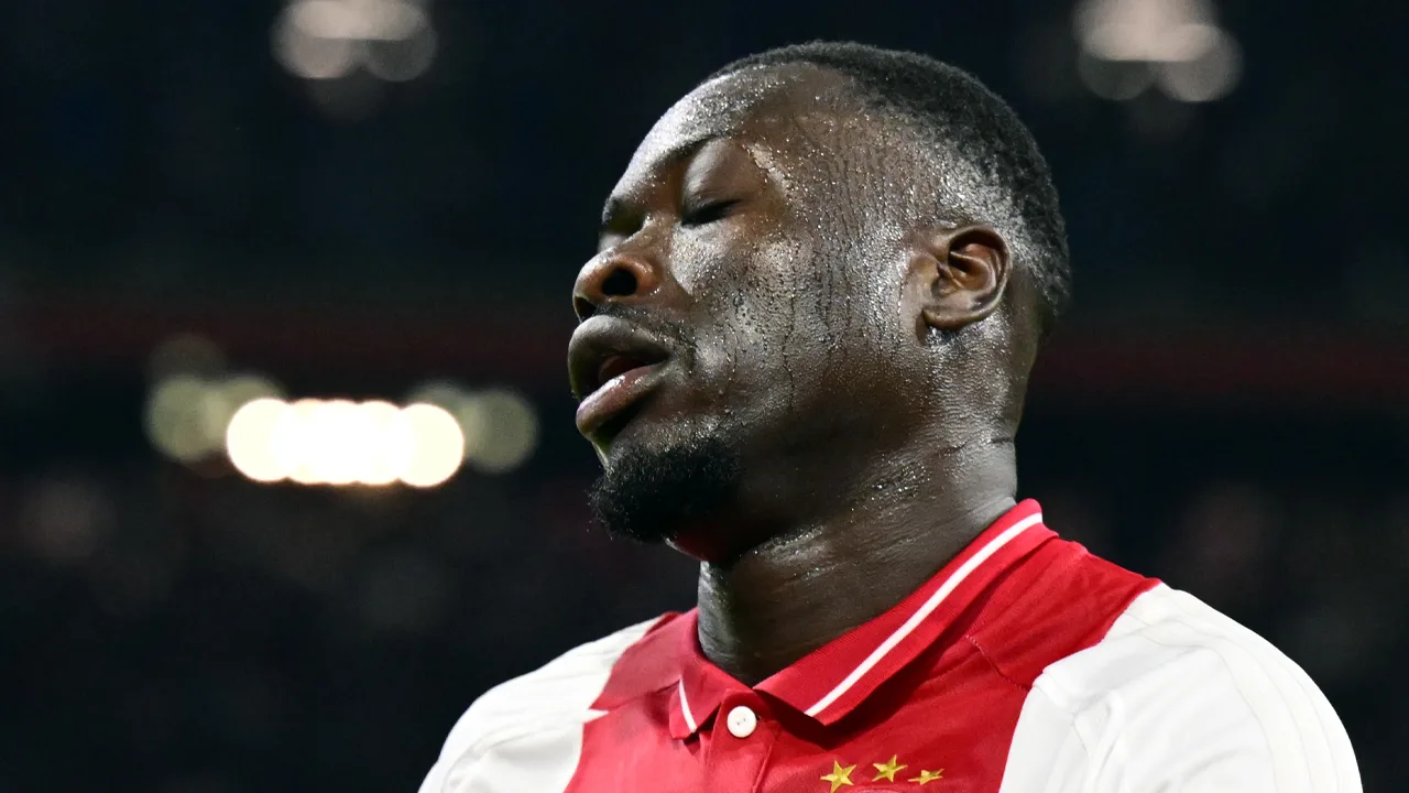 'Brobbey groeit langzamerhand een beetje uit tot het lachertje van de Eredivisie'