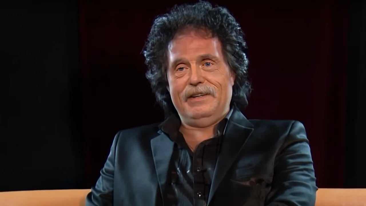 Johan zingt 'If I tell you' als René le Blanc in deepfake-video