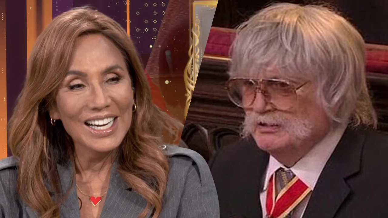 Shownieuws-desk spot Johan Derksen bij kroning Charles: 'Hij lijkt sprekend!'