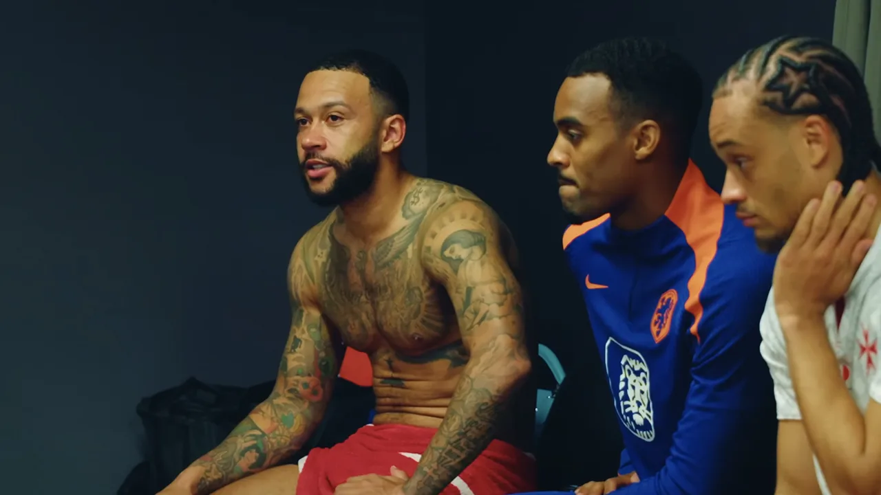 KNVB publiceert mooie beelden van speech Memphis Depay in kleedkamer van Oranje