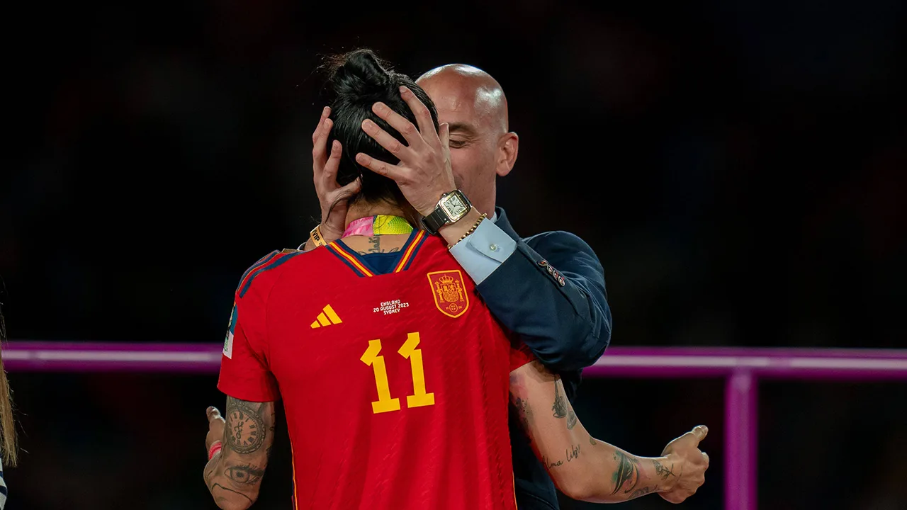 Voorzitter Spaanse voetbalbond voorlopig geschorst door FIFA