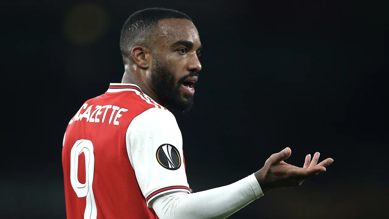 Lacazette helpt Arsenal aan uitzege op Brighton