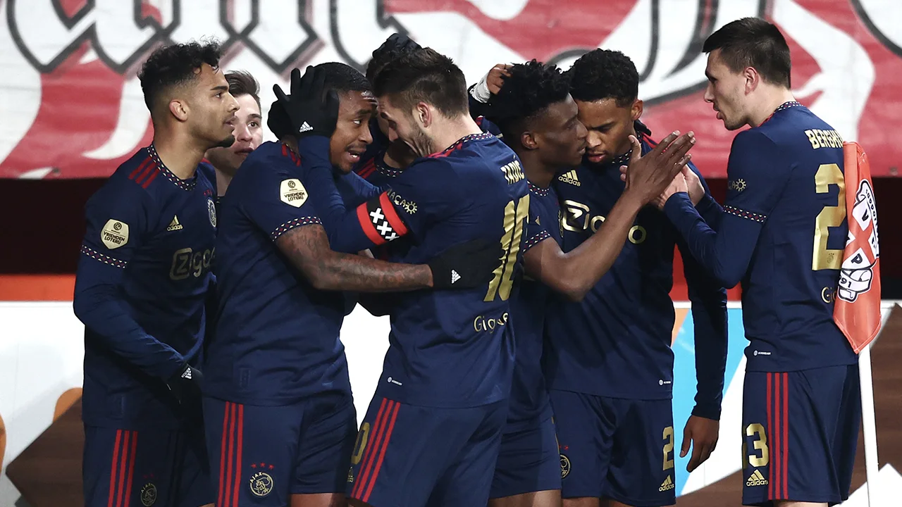 Ajax naar kwartfinale KNVB Beker met derde zege op rij