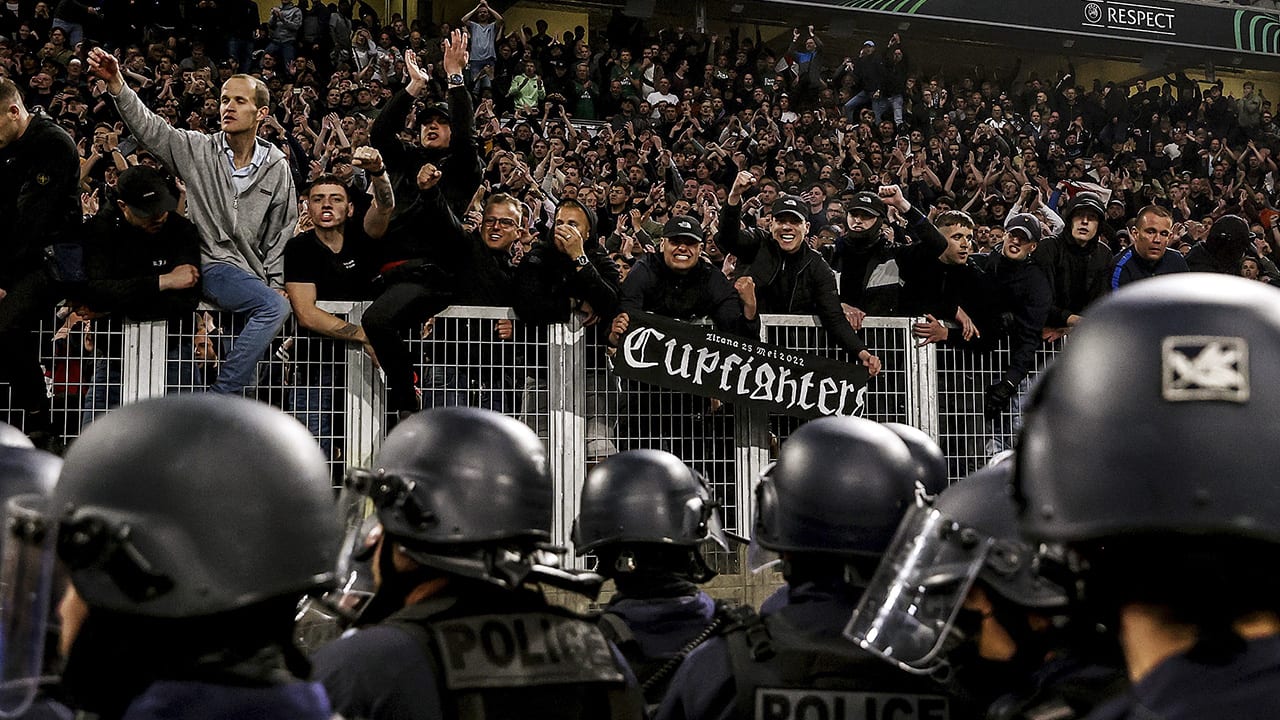 Feyenoord-fans in Tirana gewaarschuwd: politie treedt streng op tegen misdragingen