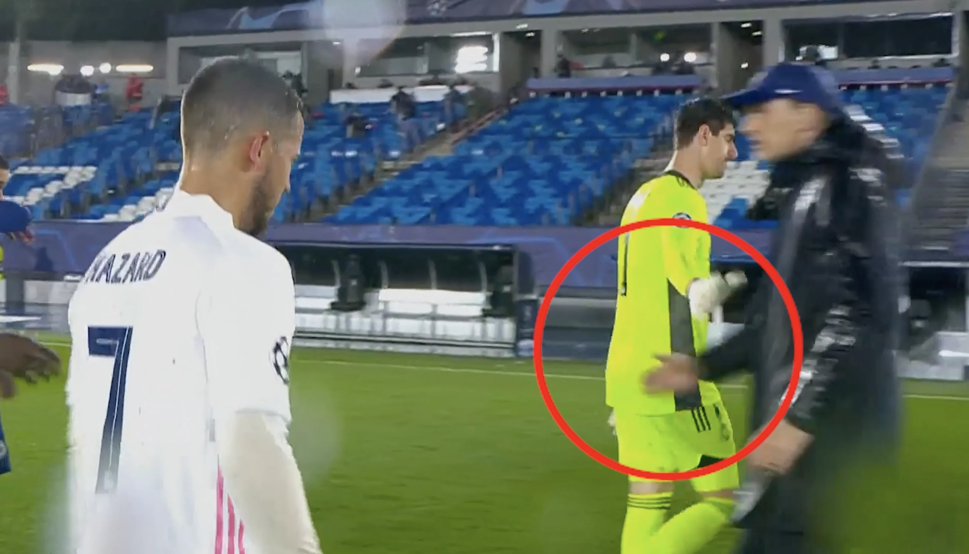 ZIEN: Thomas Tuchel negeert uitgestoken hand van Thibaut Courtois