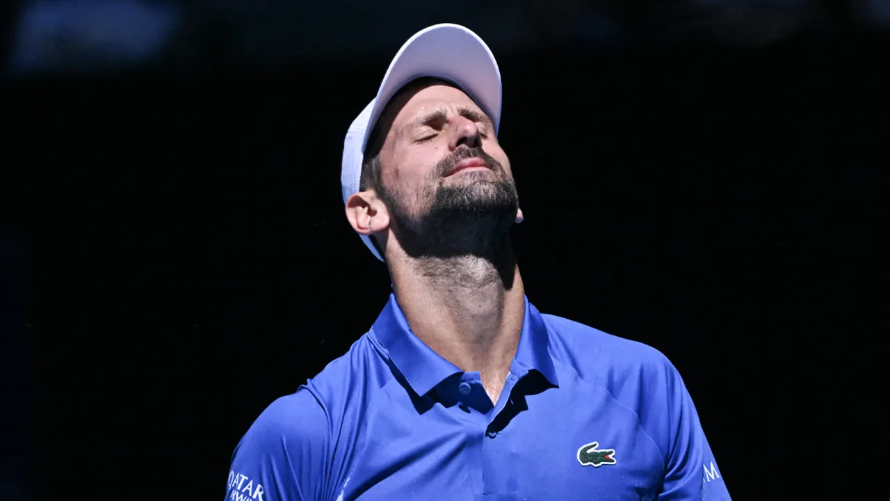 Novak Djokovic geeft onder boegeroep geblesseerd op in halve finale Australian Open