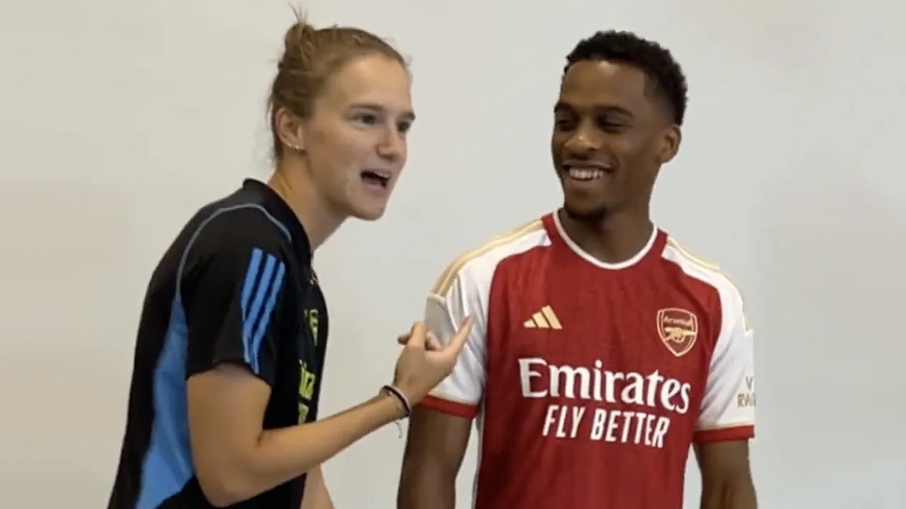 Miedema ontmoet Timber bij Arsenal: 'Ik zie liever je broer, want die speelt voor Feyenoord'