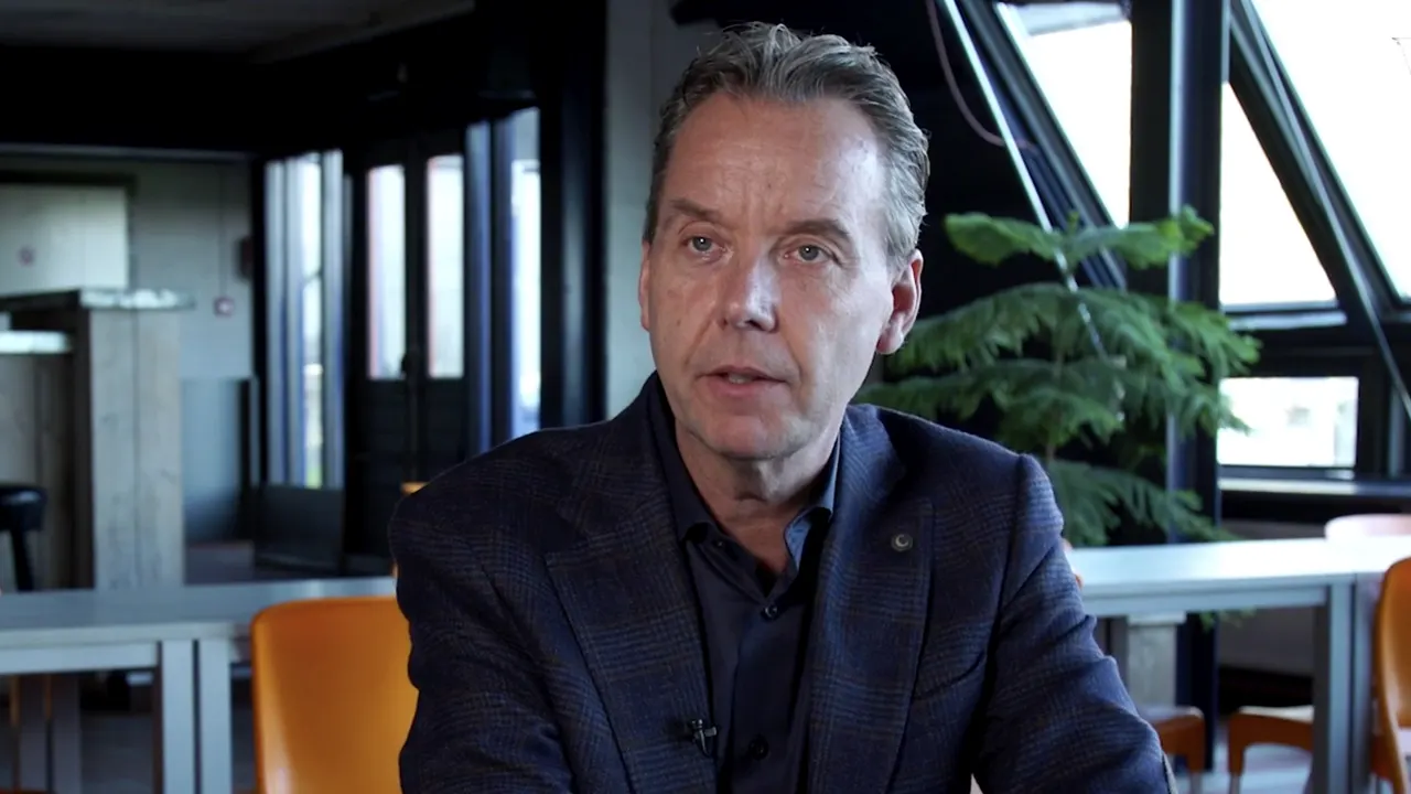 Koffie met Valentijn: ’Ik denk dat Ajax Promes dan gewoon laat voetballen'