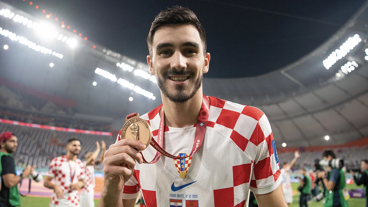 Officieel: Ajax bereikt akkoord met Dinamo Zagreb over transfer Josip Sutalo
