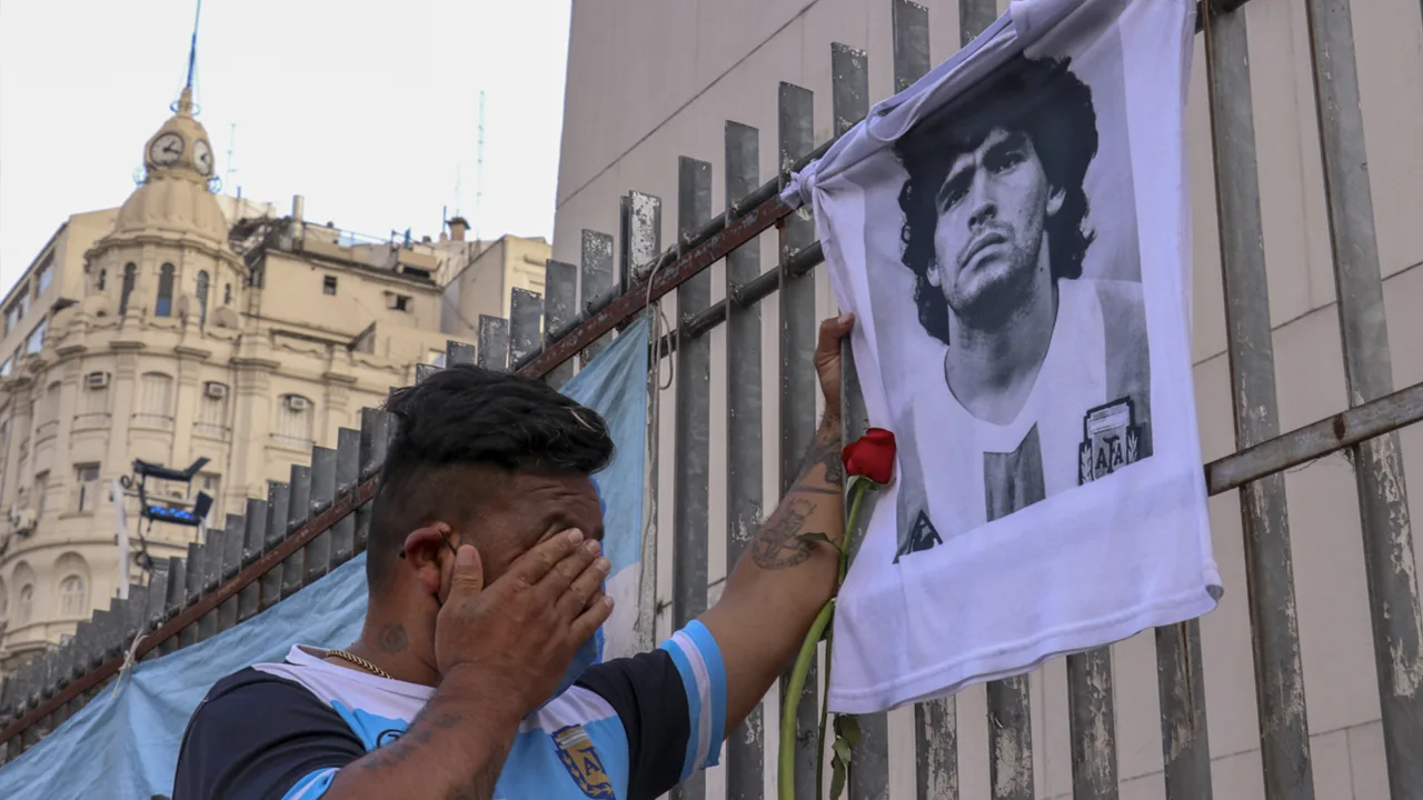 Tranen om Maradona bij hervatting Argentijnse competitie