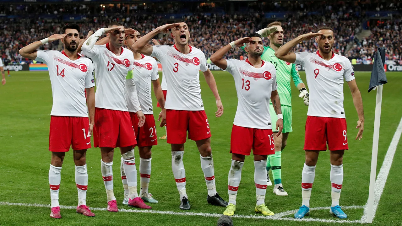 Erdogan steunt saluut Turkse internationals