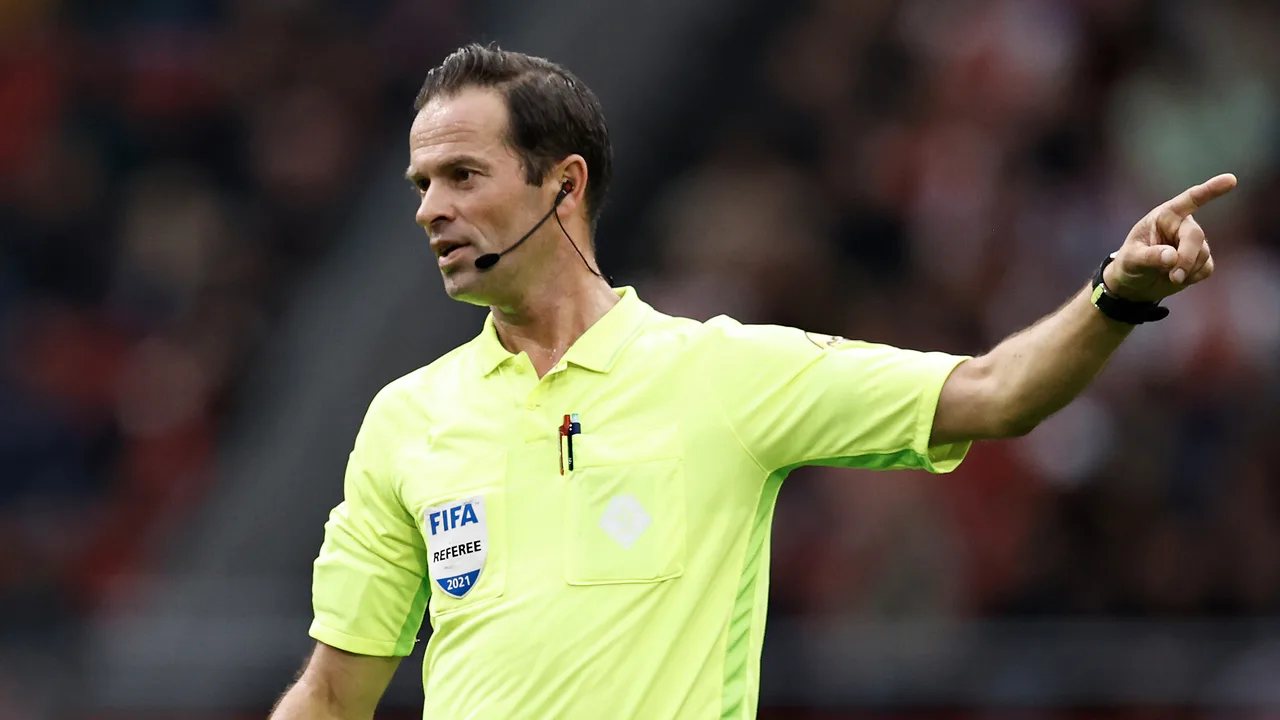 Bas Nijhuis aangesteld als scheidsrechter bij PSV-Vitesse