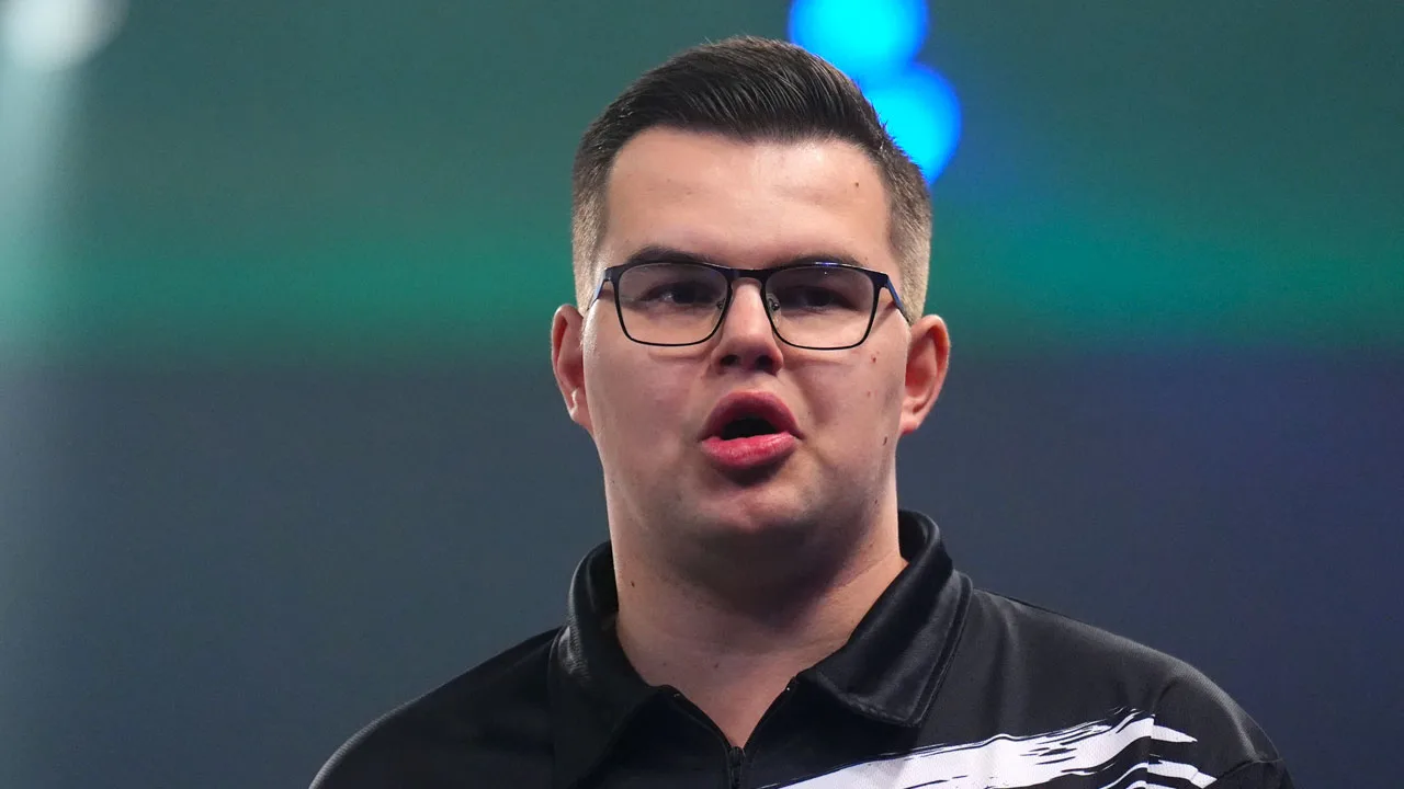 Gian van Veen gaat kansloos onderuit tegen Luke Littler in finale WK darts