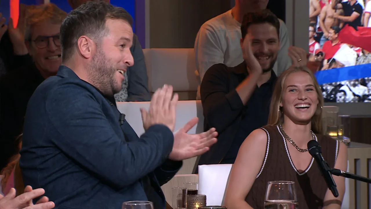 Ajax-keepster krijgt lachers op haar hand na gevatte opmerking richting Van der Vaart