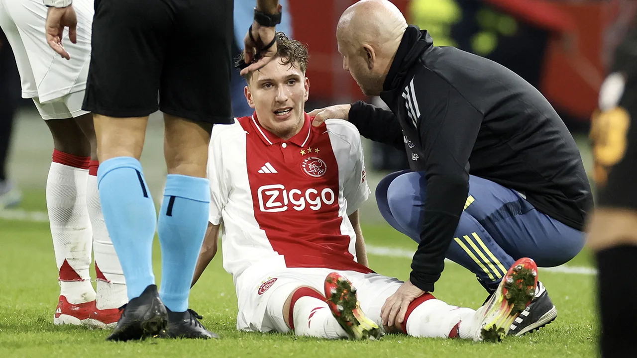 Zorgen voor Ajax richting Klassieker: Mika Godts valt geblesseerd uit tegen Galatasaray