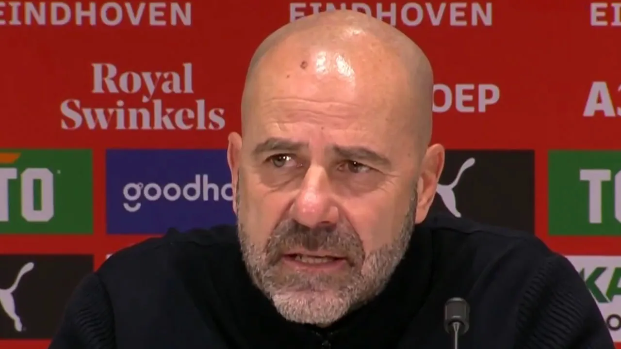 PSV-trainer Bosz fel na vragen over titelstrijd: 'Hoezo glipt het door onze vingers heen?!'