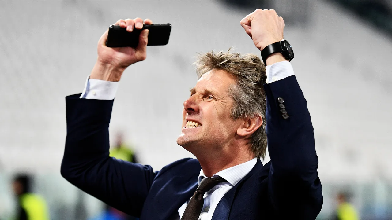 Van der Sar eert 120-jarig bestaan Ajax met prachtige post