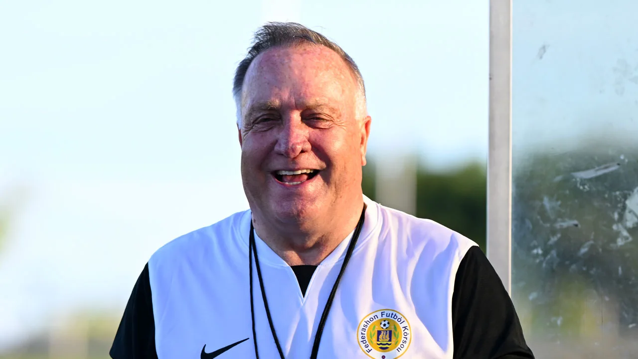 Dick Advocaat geniet bij Curaçao: 'Die jongens beginnen de dag altijd met een knuffel!'