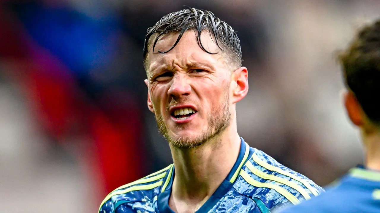 Ajax reist met mondkapjes naar Real Sociedad door Weghorst