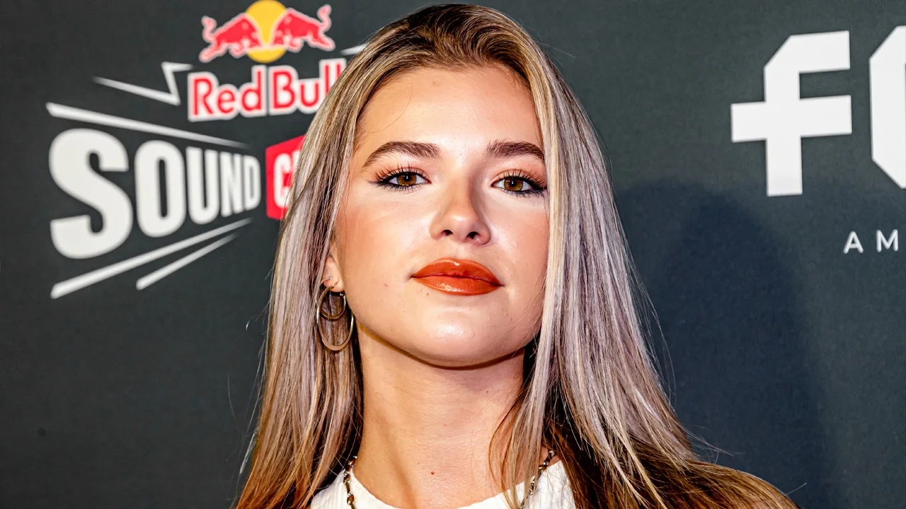 Jade Anna thuis lastiggevallen door schreeuwende kinderen: 'Laat je borstvergroting zien!'