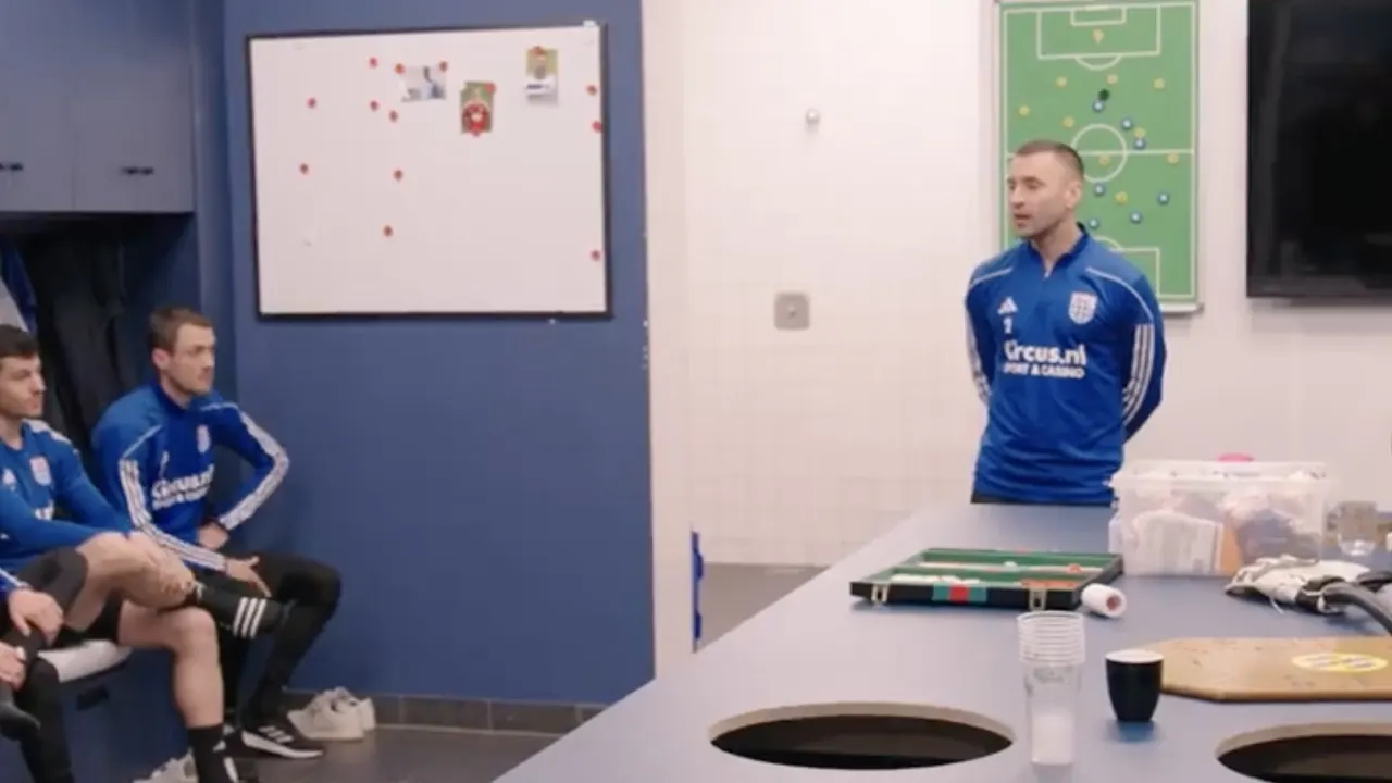 Video: Bram van Polen vertelt PEC Zwolle-selectie dat hij gaat stoppen met voetballen