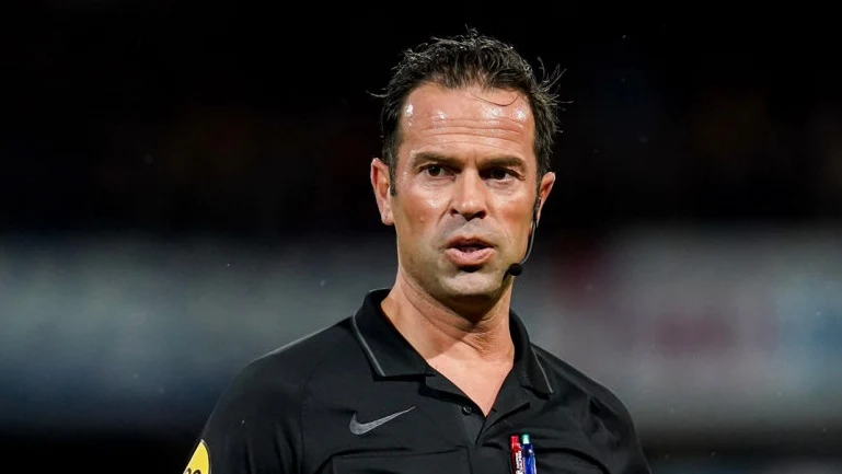 Arbitrage komend voetbalweekeinde in speciaal tenue