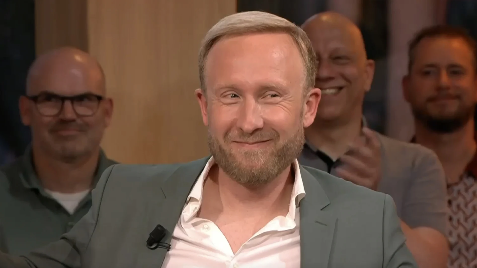 De Oranjezomer-gasten testen hun testosterongehalte in de uitzending: ‘Raymond is het alfamannetje!’