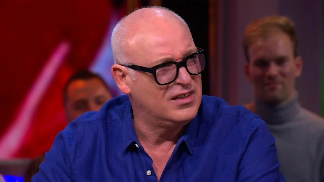 René windt zich op over Stengs: 'Hij speelt als een krant!'