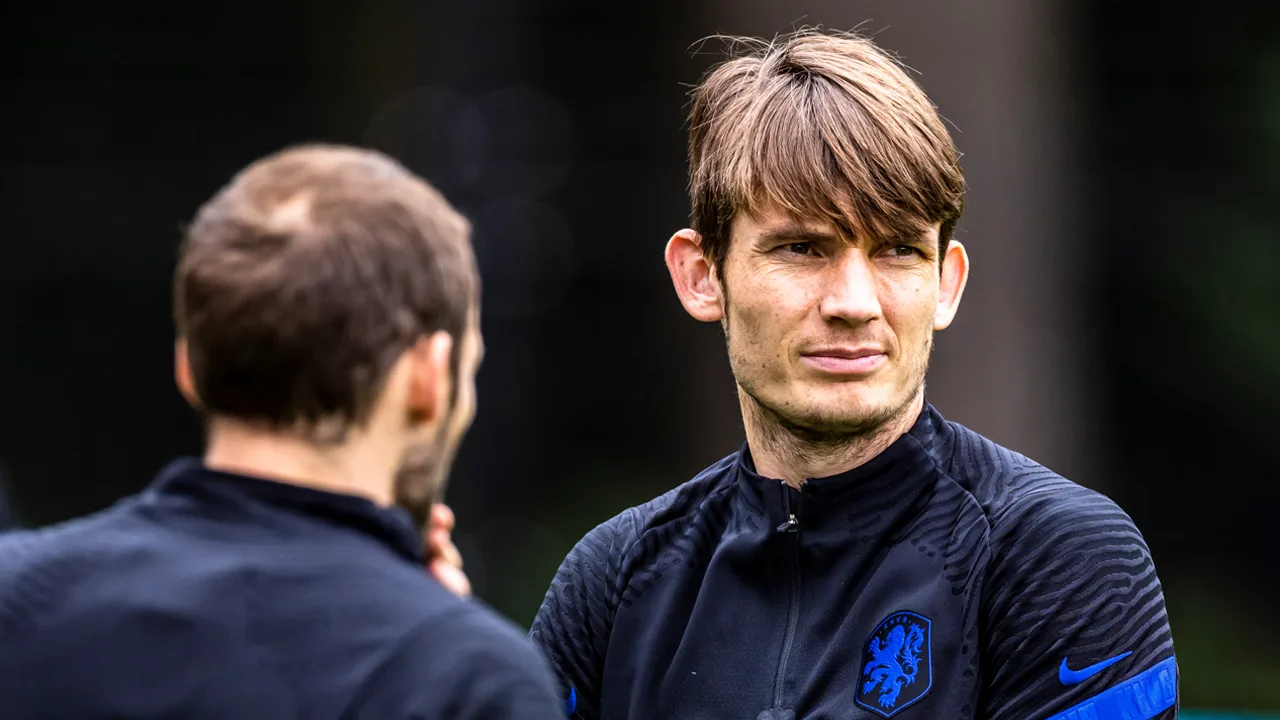 ‘Het moet verboden worden om De Roon bij Oranje in de basis te zetten’