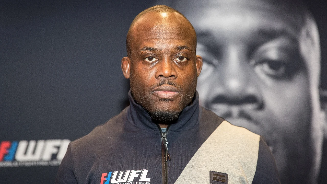 MMA-legende Melvin Manhoef rijdt drie inbrekers klem en slaat autoraam kapot