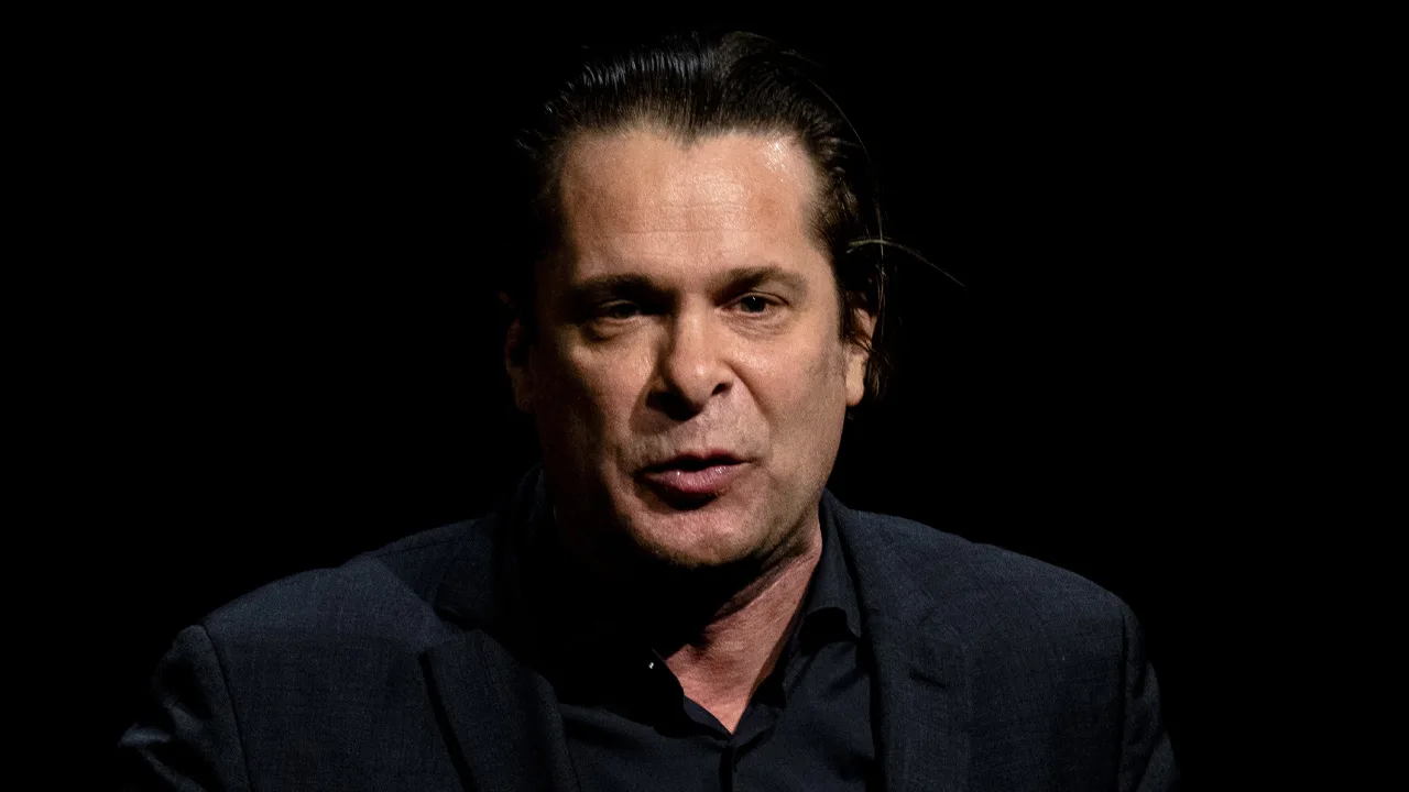 Hans Teeuwen wil niet naar Gent na weigering Israëlische dirigent