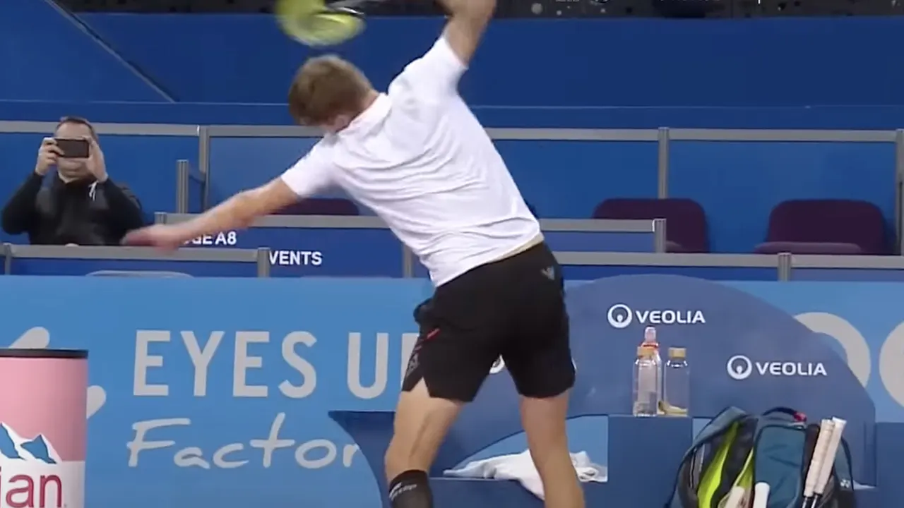 Tennisser gaat compleet door het lint op ATP-toernooi