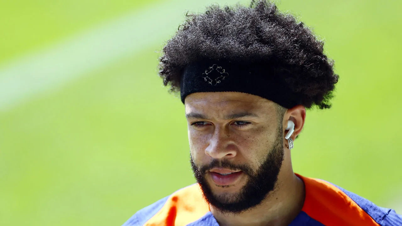 Memphis Depay verschijnt met afrokapsel op training Nederlands elftal