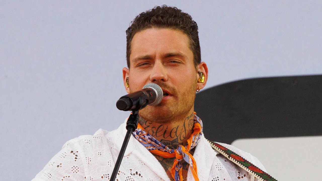Douwe Bob met gezin weg uit Nederland op advies van politie: 'Om veiligheid te waarborgen'