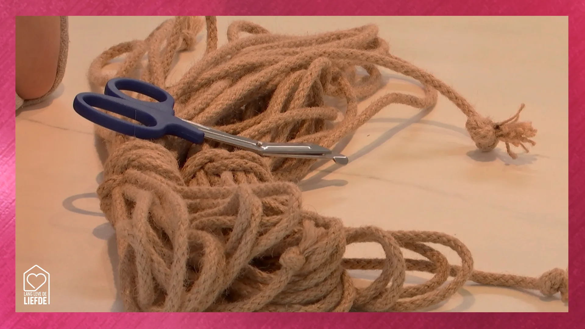 Veer doet aan een zachte vorm van bondage...