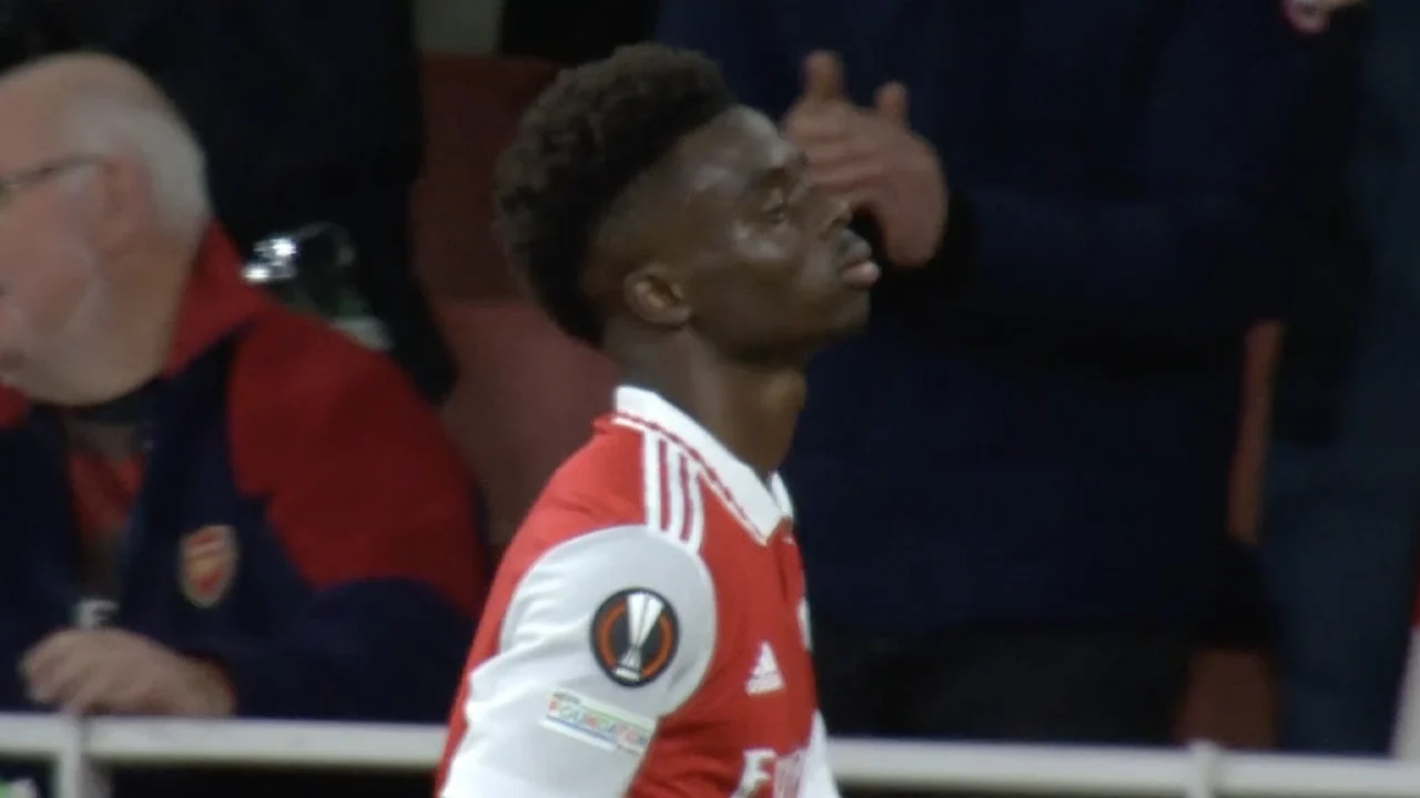 KANS: Benitez redt opnieuw van dichtbij op een poging van Saka