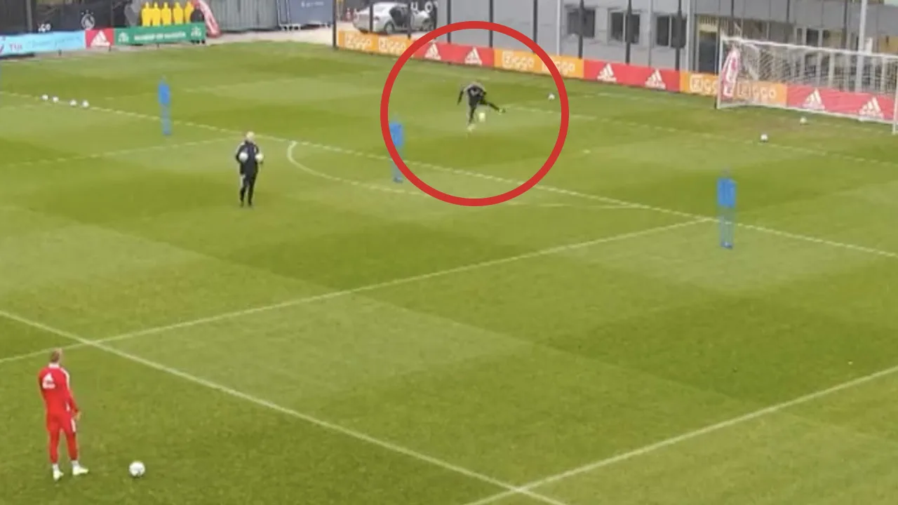 ZIEN: Doelman Gorter scoort prachtig doelpunt op training Ajax